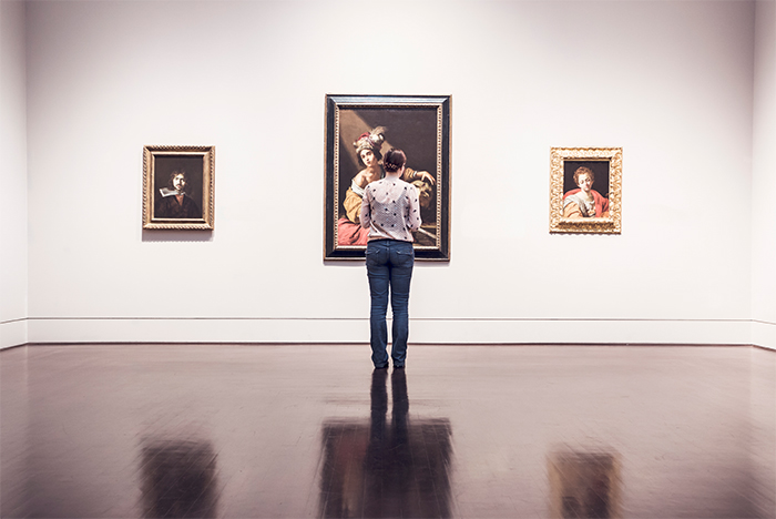 Femme devant des tableaux
