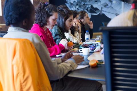 étudiants qui co-workent