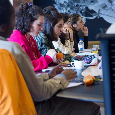 étudiants qui co-workent
