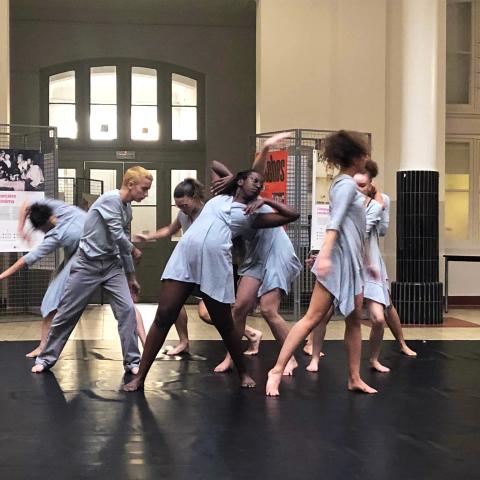danse pour la journée de lutte contre les violences faites aux femmes